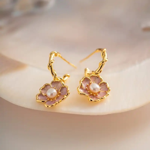 ◾️18k Gold Plated Pink Enamel Freshwater Pearl Flower Earrings - Picture 6 of 7